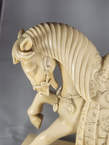 VINTAGE INTRICATELY CARVED RESIN ROMAN HORSE BOWING STATUE WITH BASE 12" X 11” - Picture 12 of 19