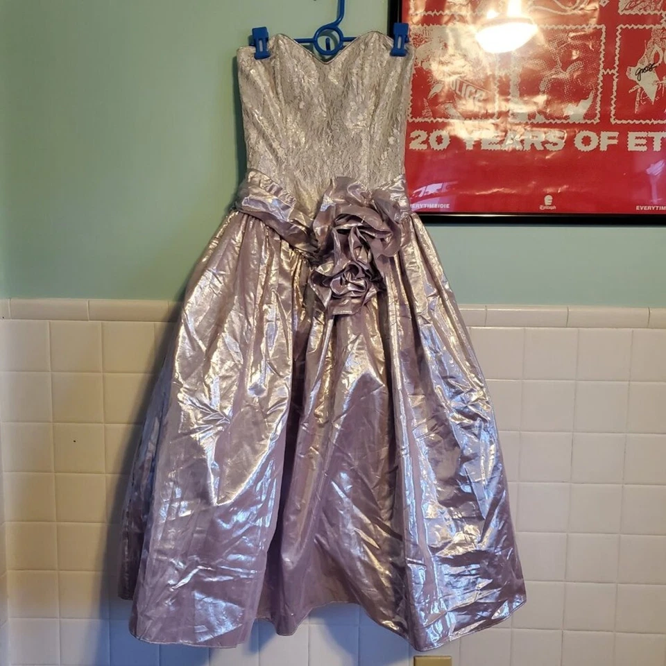 Vestido de graduación vintage de los años 80 entallado y acampanado princesa púrpura brillante encaje sin tirantes Foto 2 de 4