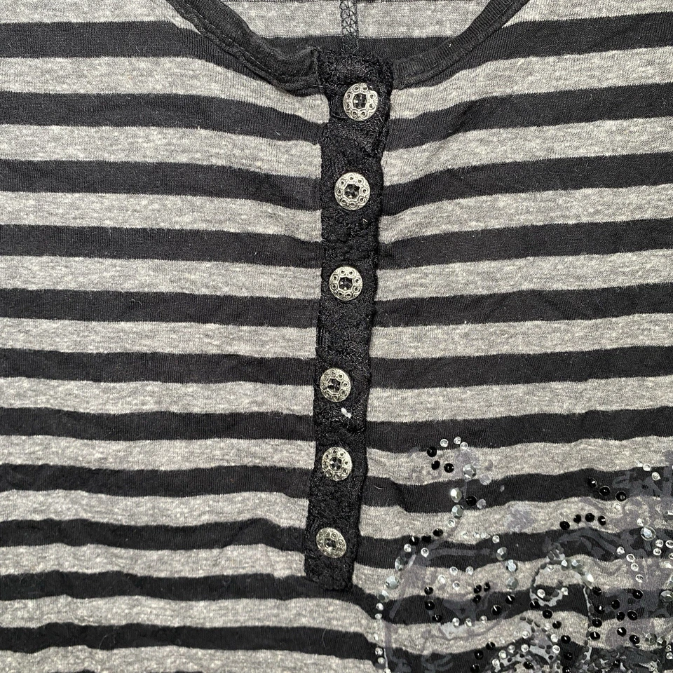 Top de encaje Henley manga larga adornado a rayas Maurice's lentejuelas góticas talla pequeña Foto 4 de 4