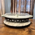VTG 1960s Pyrex Black Snowflake Divided 1 -1/2 Qt Covered Casserole w/ Clear Lid