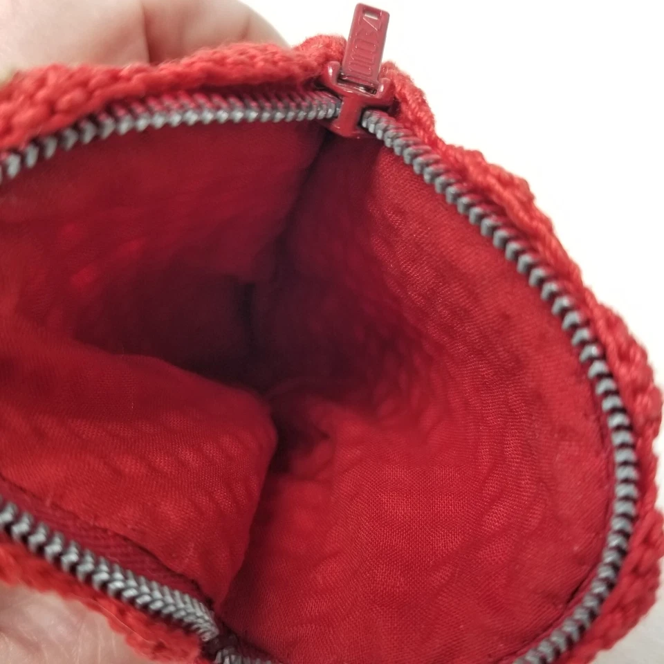 Bolsa tejida roja moderna de mediados de siglo maquillaje para cambio de moneda hecha a mano años 50 Foto 4 de 4