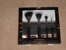 NEW, 4 PIECE MAKEUP BRUSH SET WITH TRAVEL BAG