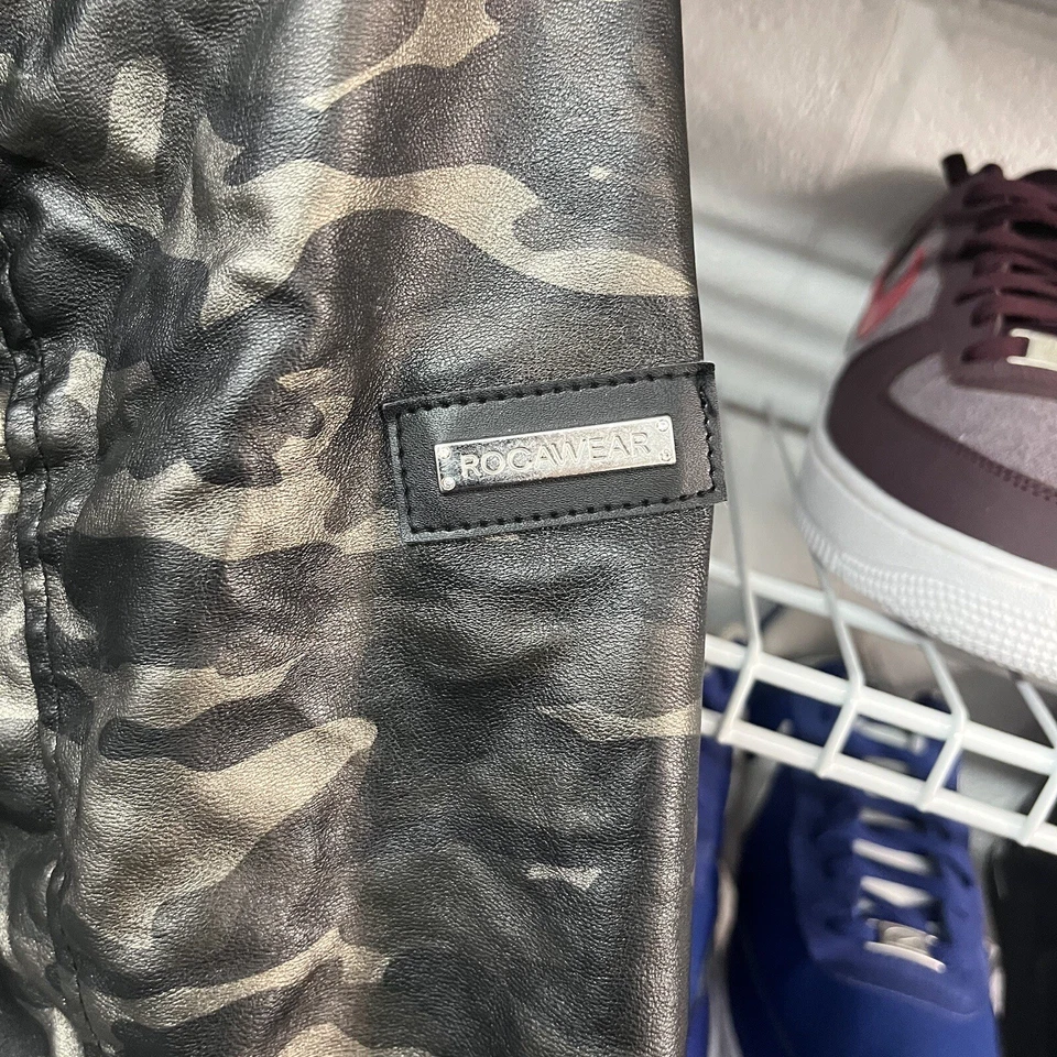 Jaqueta de couro sintético vintage anos 2000 Y2K Rocawear feminina tamanho G forrada de lã camuflada - Imagem 3 de 4