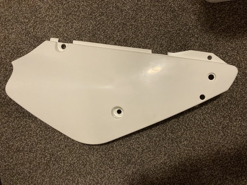 Suzuki RM80 2000-2001 NOS OEM Right Side Plate/ Frame Cover #47111-03B60 - Image 2 of 4