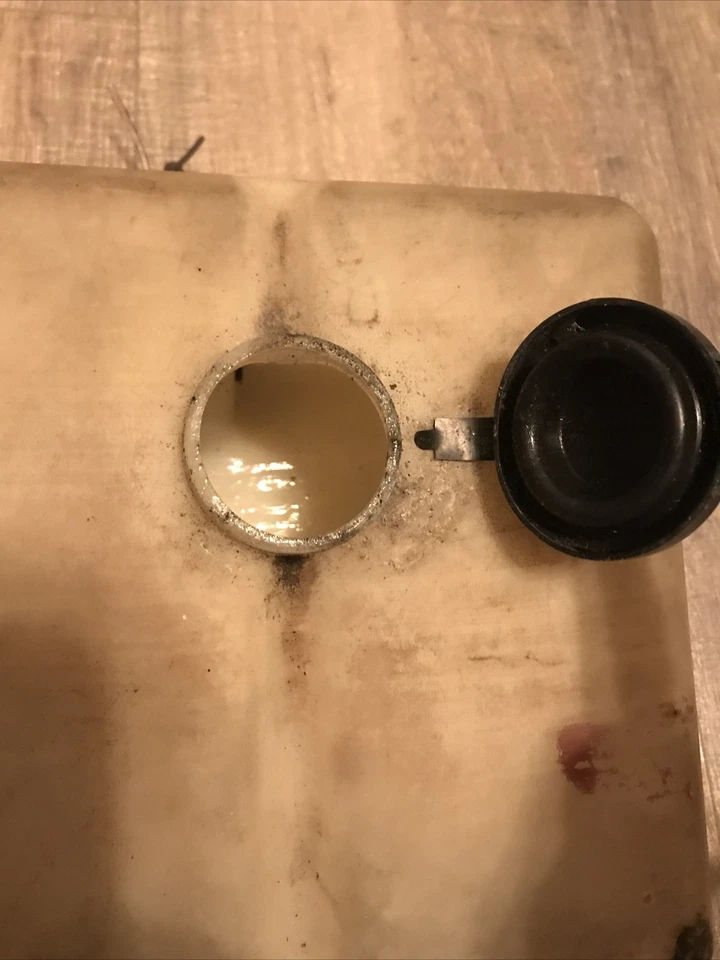 Jeep Grand Wagoneer SJ J10 FSJ 84-91 Windshield Washer Bottle Reservoir - Image 3 of 4