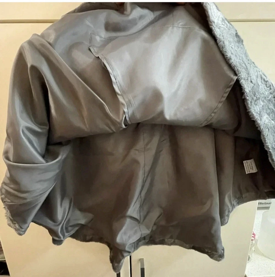 Poncho American Glamour BADGLEY MISCHKA piel sintética para mujer gris forrado S/XS Foto 3 de 4