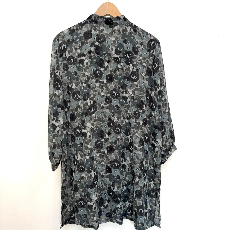 Túnica TravelSmith botão frontal manga 3/4 transparente leve verde floral 1X - Imagem 2 de 4