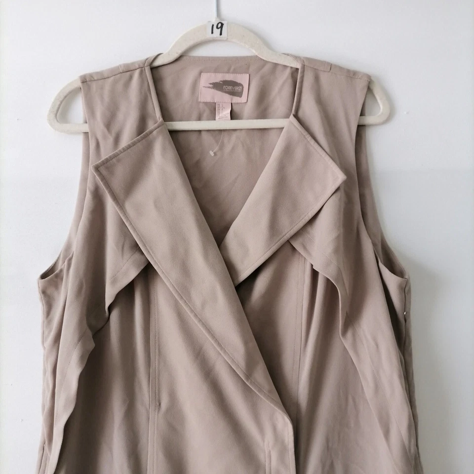 Vestido corto envolvente Forever 21 contemporáneo beige sin mangas talla grande para mujer Foto 2 de 4