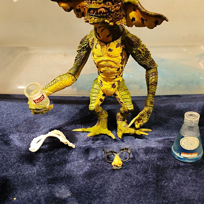 NECA Gremlin  brain Gremlins 2 The New Batch Action Figure w/ Beaker Glasses Hat