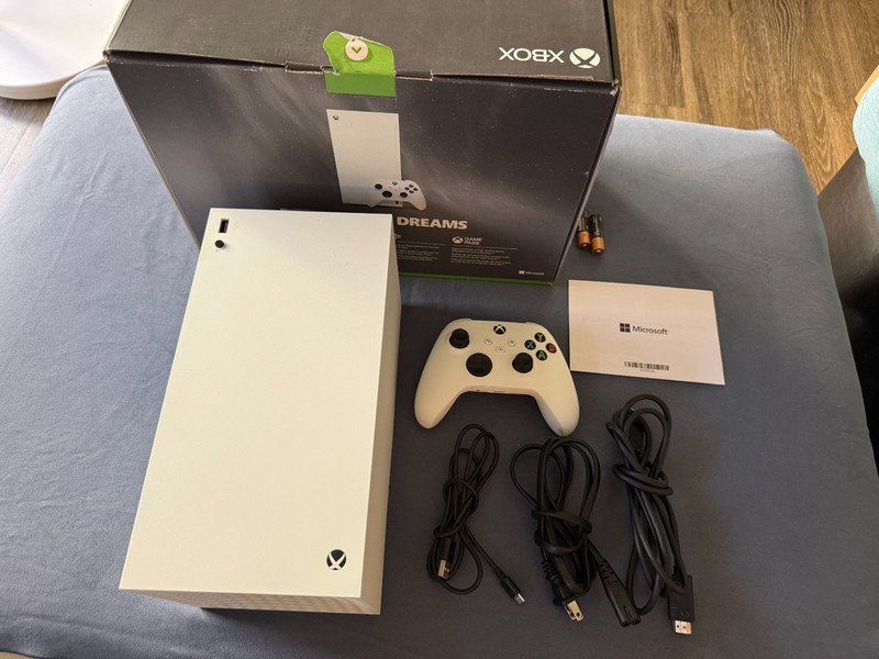 Microsoft  Xbox Series X 1TB All-Digital Console MINT CONDITION