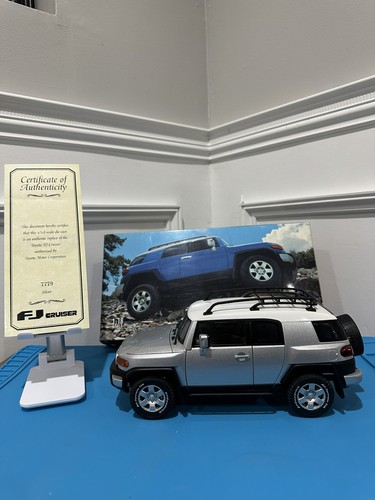 Modellino auto scala 1/18 pressofuso Toyota FJ Cruiser argento di AUTOart, *come nuovo* 🔥 - Foto 5 di 23