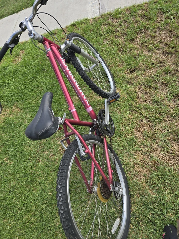 Sturdy 26-Inch Mountain Bike - Ideal for All Terrains, Includes Front Suspension - Image 2 of 4