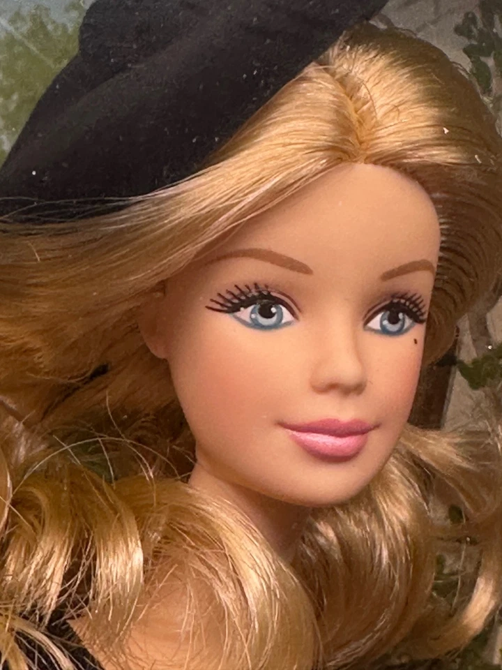 Colección Pasaporte Muñecas del Mundo 2012 “Barbie Francia” #X8420 *Sin usar, en caja original* Foto 3 de 4