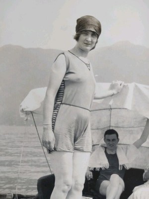 Mann und Frau auf einem Boot, Badeanzug, Baden, Risqué, 30er Jahre Vintage Foto