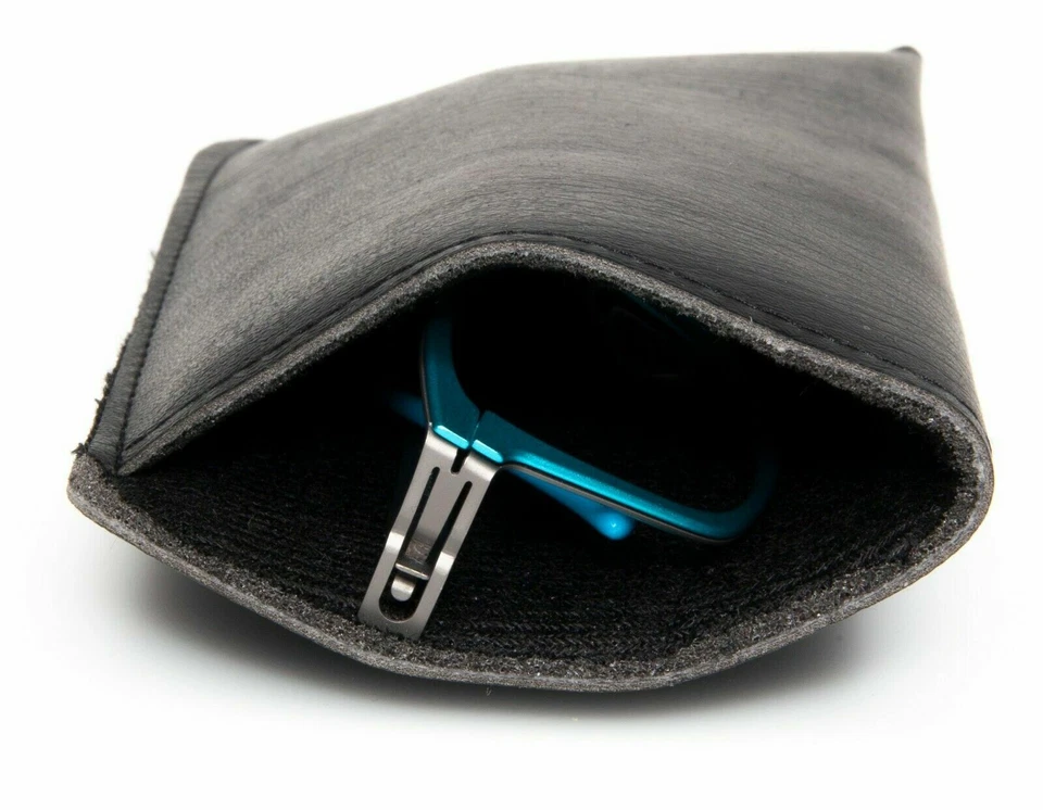 NOVA Bolsa de Óculos Macia Preta com CLIP com Pano de Limpeza 170x86mm - Imagem 4 de 4