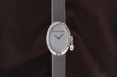 Van Cleef & Arpels Charms Timeless Baguette Diamond 18kt White Gold WJWF0019