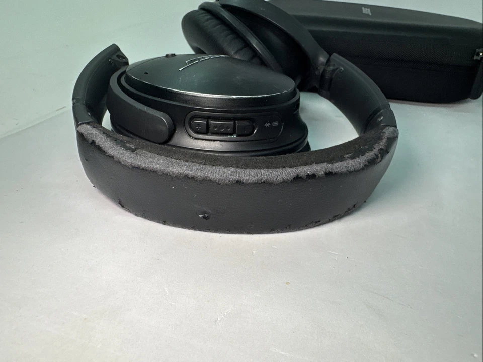 Bose QuietComfort 35 II Wireless Noise Cancelling Headphones W/ Case Works - Image 3 of 4