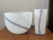 Ensemble vase bol en verre blanc arc-en-ciel Kosta Boda Bertil Vallien