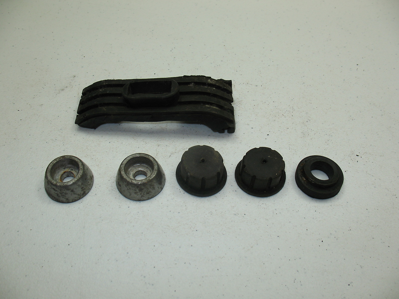 1985 YAMAHA MAXIM X 700 XJ700 GAS TANK MOUNTING RUBBERS PAD + METAL