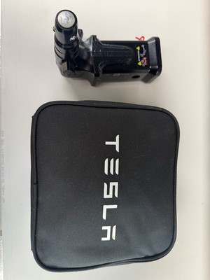 Este es un enganche de remolque para el Tesla Model X.