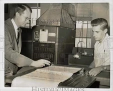1960 Press Photo Dr. David Young, mathematician, explains computer to student.