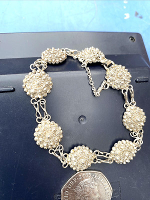 Antikes unmarkiertes silberfarbenes Blumenarmband 7 Zoll 15 Gramm