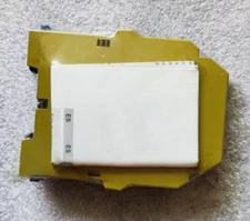 One Brand New PILZ PNOZ Z 24VAC/DC 675500 Safety Relay