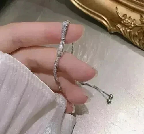 Brazalete de tenis con arco redondo de diamantes simulados de 5 quilates para mujer enchapado en oro blanco de 14 k Foto 4 de 4