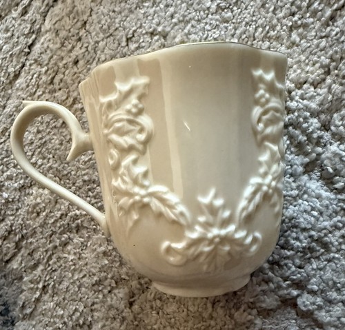 Lenox China Holiday Hostess Collection Mug New! Tiny Defect on Handle - Picture 2 of 5