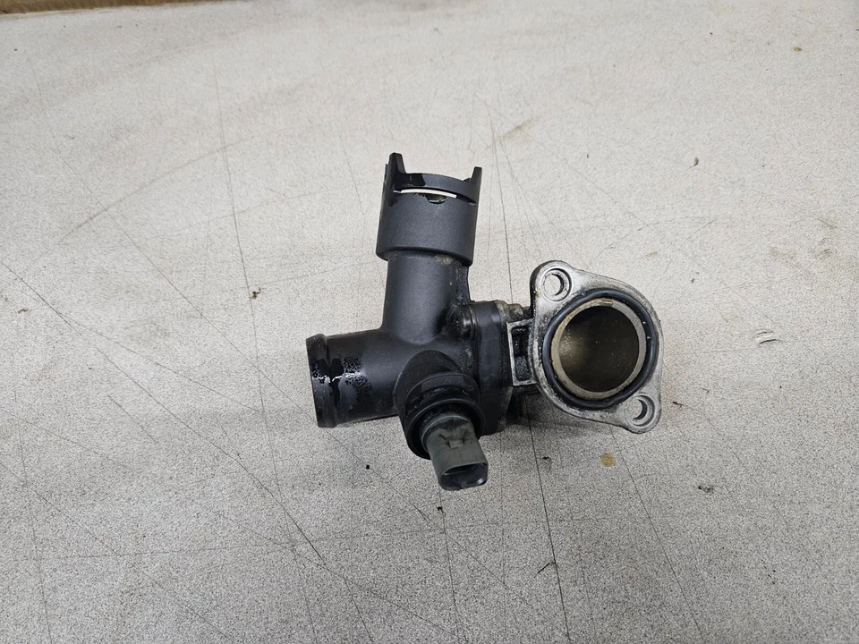 Adaptador de brida de refrigerante 03H121133 para Audi Q7 VW Atlas CC Passat Touareg 3,6 L Foto 2 de 2