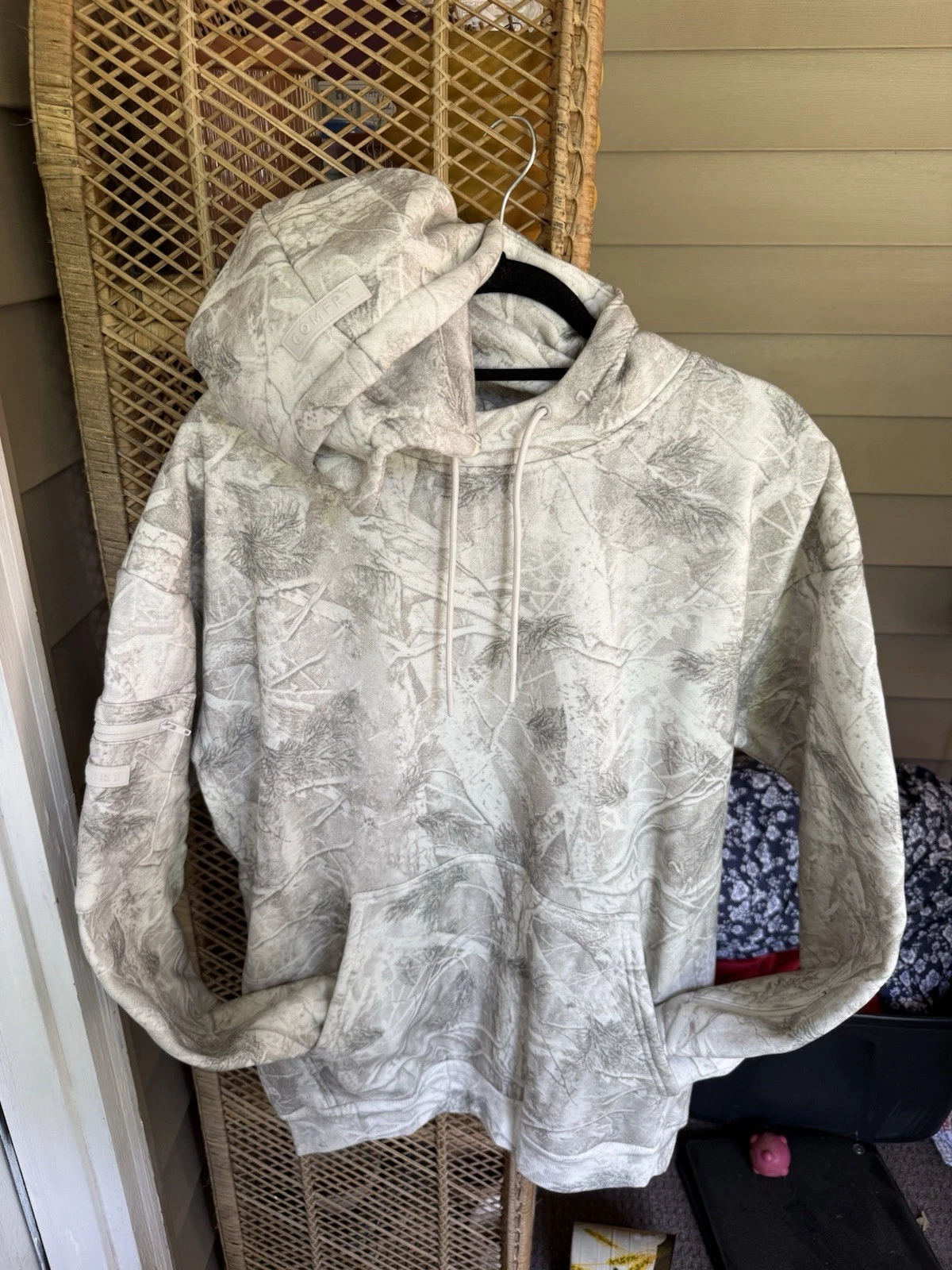 Comfrt Men’s Silver Birch Airplane Mode Travel Zip Hoodie; Size Medium