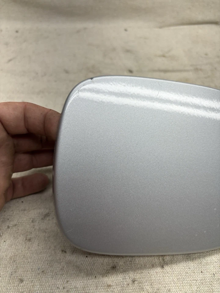 Cubierta de tapa de llenado de combustible para puerta de gasolina Saturn Vue 2002-2007 plateada OEM 02-07 Foto 2 de 4