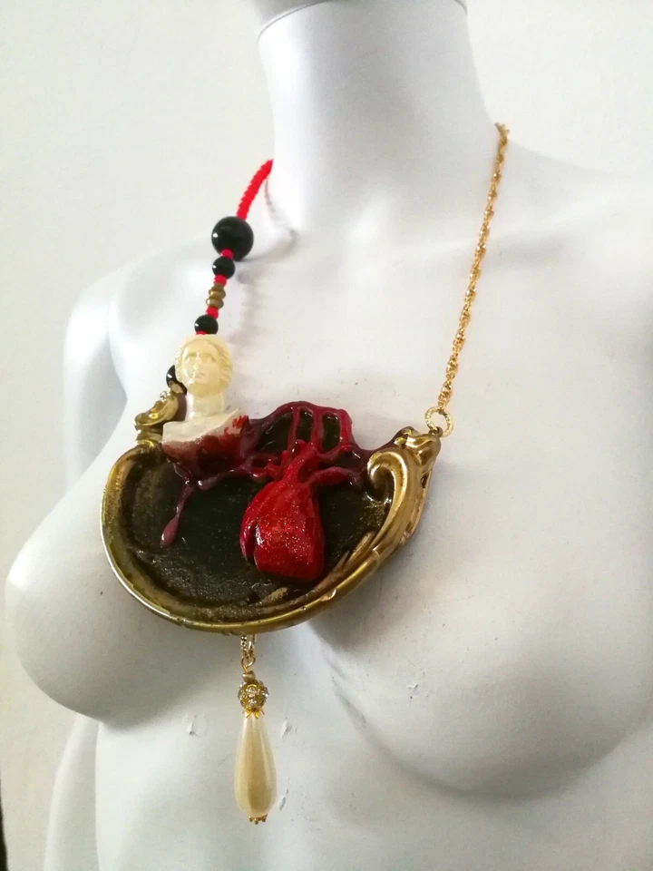 collar joyería de lujo estilo vintage barroco dramático collar colgante brutalista Foto 2 de 4