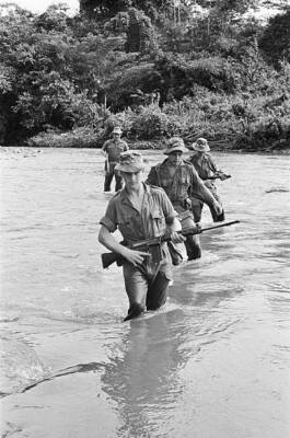 British troops in Borneo 1964 Old Photo 6