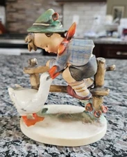 Goebel M.I Hummel # 195 "Barnyard Hero" TMK-2+1 Full Bee (R) w/©️WG Transitional