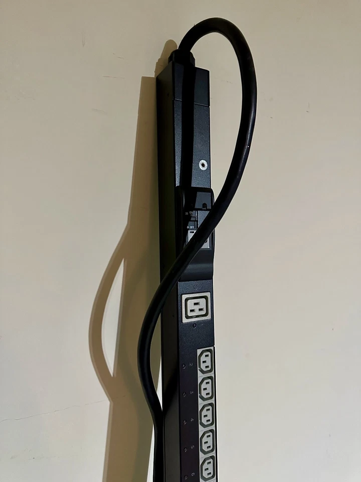 PDU medida ENLOGIC EN6241 1 fase 208V 30A 5,0 kVA 20x C13, 4x C19 - SOLO LOCAL Foto 2 de 4