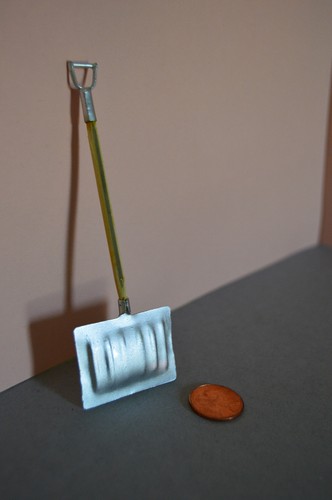 Miniature Snow Shovel in 1:12 doll scale - Picture 5 of 6