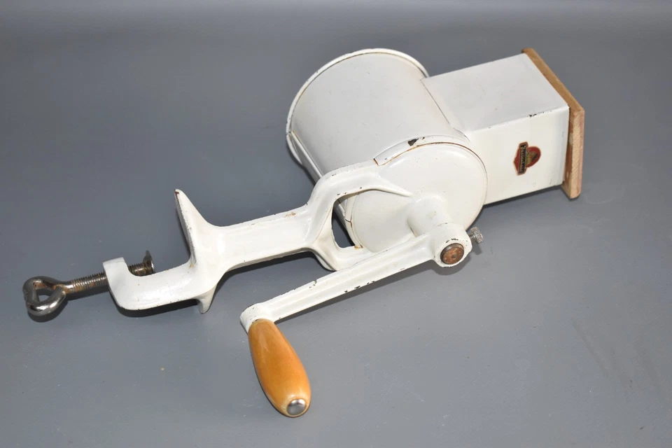 Alte große Nuss Mandel Mühle Reibe Emaille Vintage Zassenhaus