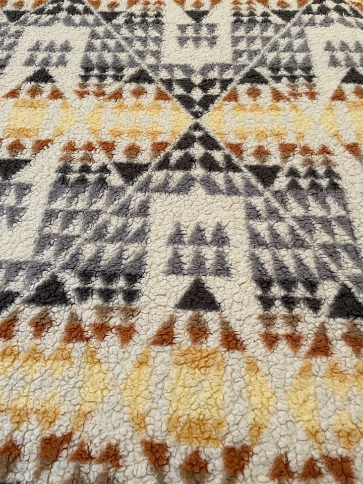 Pendleton Sherpa Fleece Blanket Arrow Point Gray/Beige King Size  112” X 92”-EUC - Image 3 of 4