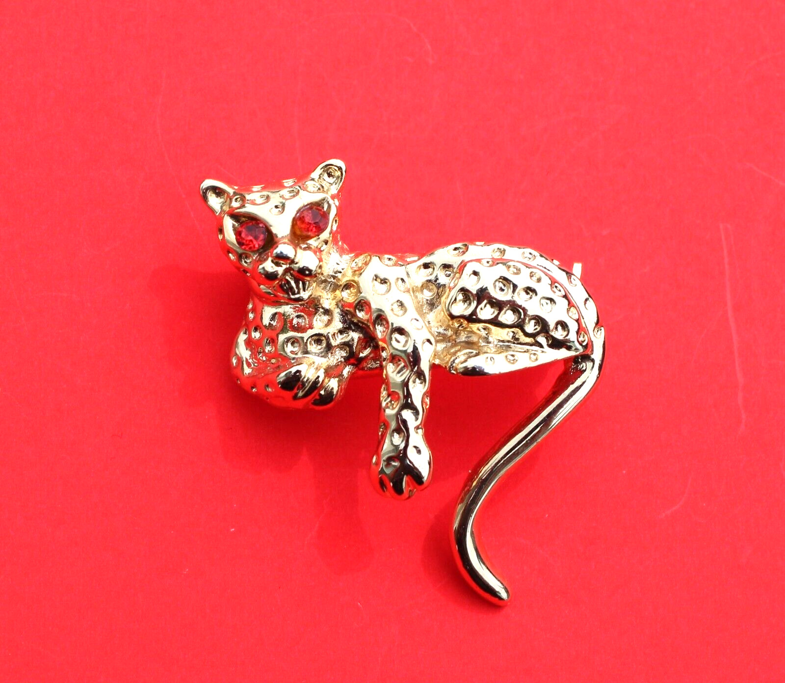 Jungle Cat With Red Eyes Gold Tone Pin Brooch H1 Gem