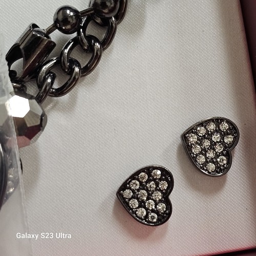 GUESS Set Logo Heart charm rope & beads bracelet and studded Heart Earrings - Picture 4 of 7