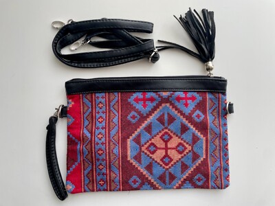 Boho Clutch Tasche mit rotem und blauem Kelim Muster und mehreren Tragemöglichkeiten