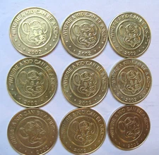 2002 CHUCK E CHEESE PIZZA 1 x ARCADE GAME BRASS COIN TOKEN - RARE COLLECTABLE