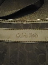 Bolsa con cremallera Calvin Klein negra con estampado de logotipo
