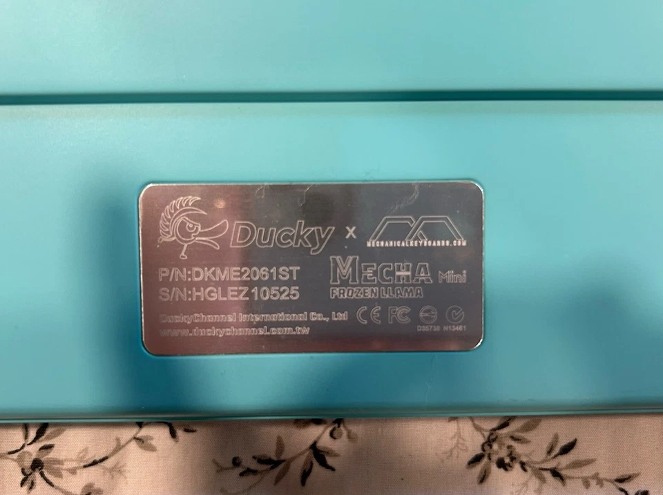 Teclado Interruptor Ducky x MK Frozen Llama Mecha Mini v2 RGB LED 60% Cherry MX Azul Foto 3 de 4