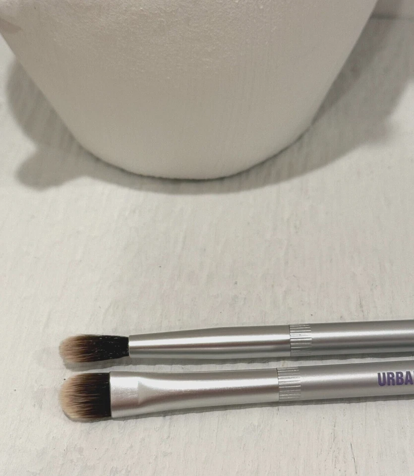 2 Stück Good Karma Shadow & Crease Pinsel von URBAN DECAY Full Size, Brandneu - Bild 4 von 4