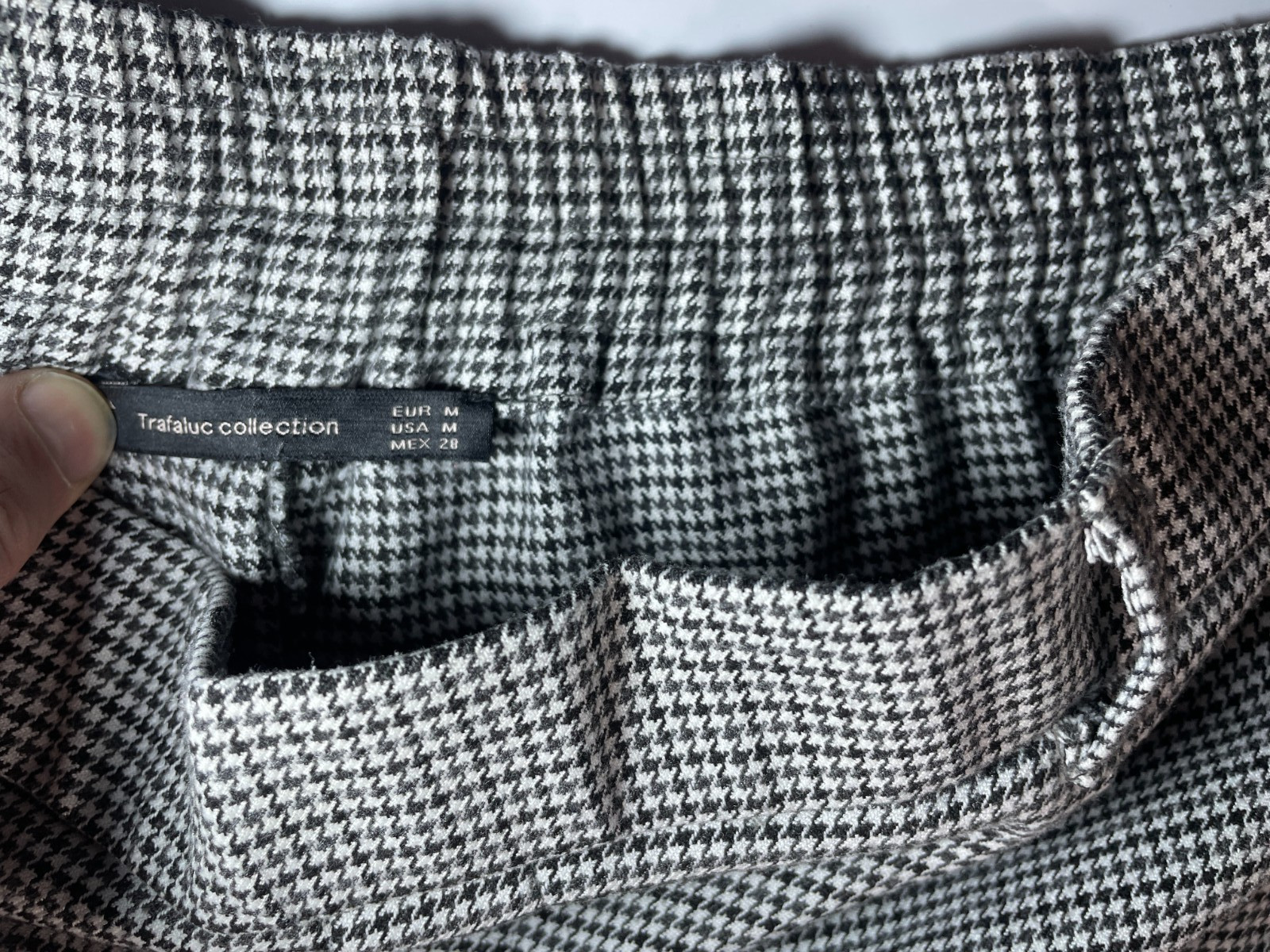 Zara Trafaluc Trousers Womens Size Medium Black White Houndstooth Capri Cropped  thumbnail 5