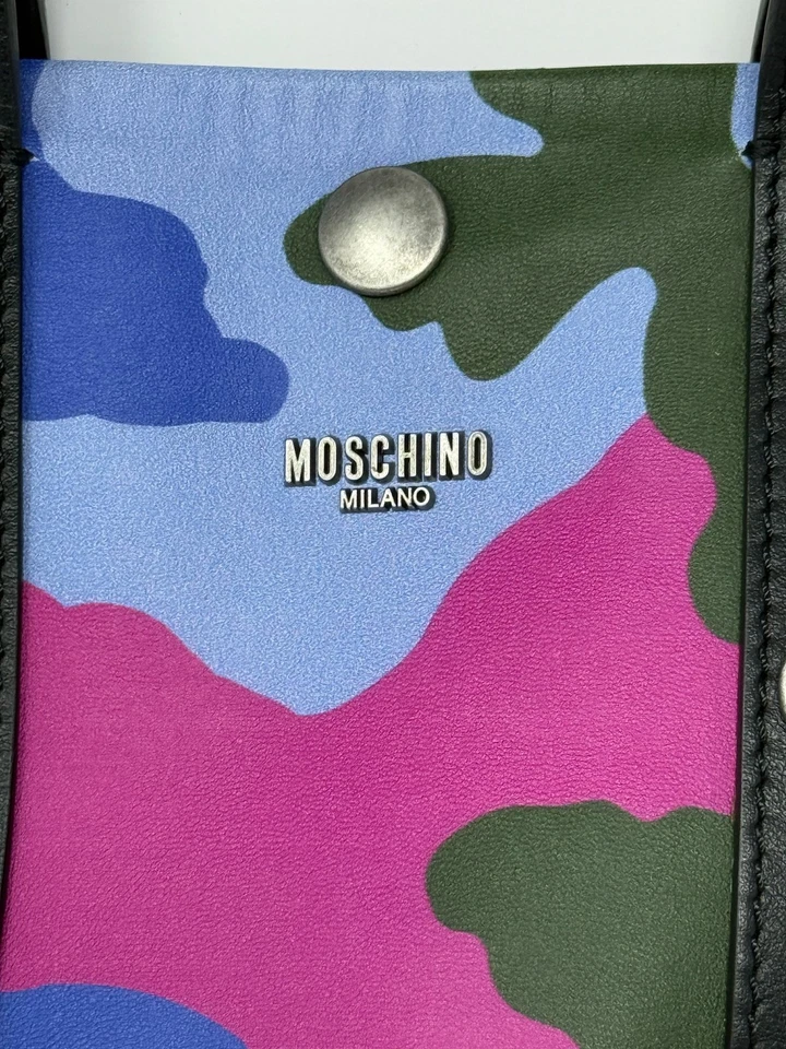 Bolso de Mano Moschino Azul Rosa Negro Estampado Camuflaje Cuero  Foto 3 de 4