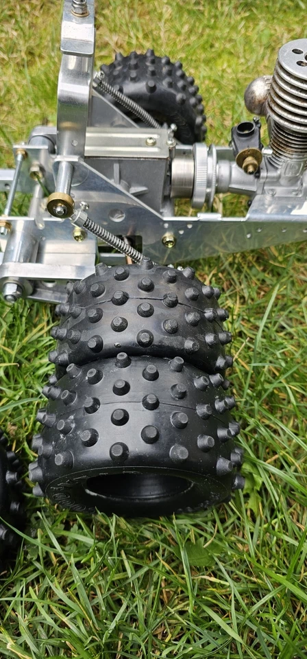 Reifen für die Graupner/Kyosho 1:8 Fairlady, Rowdy Baja Off-Road uvm. - Bild 2 von 4