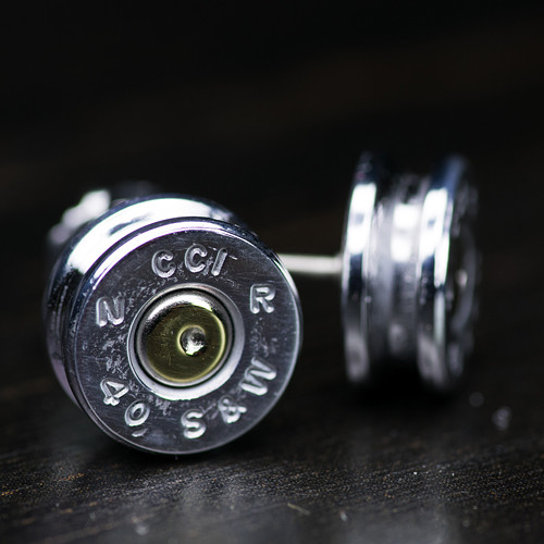 Orecchini S&W .40 Bullet Case in alluminio con retro in titanio FATTI A MANO ipoallergenici - Foto 1 di 1